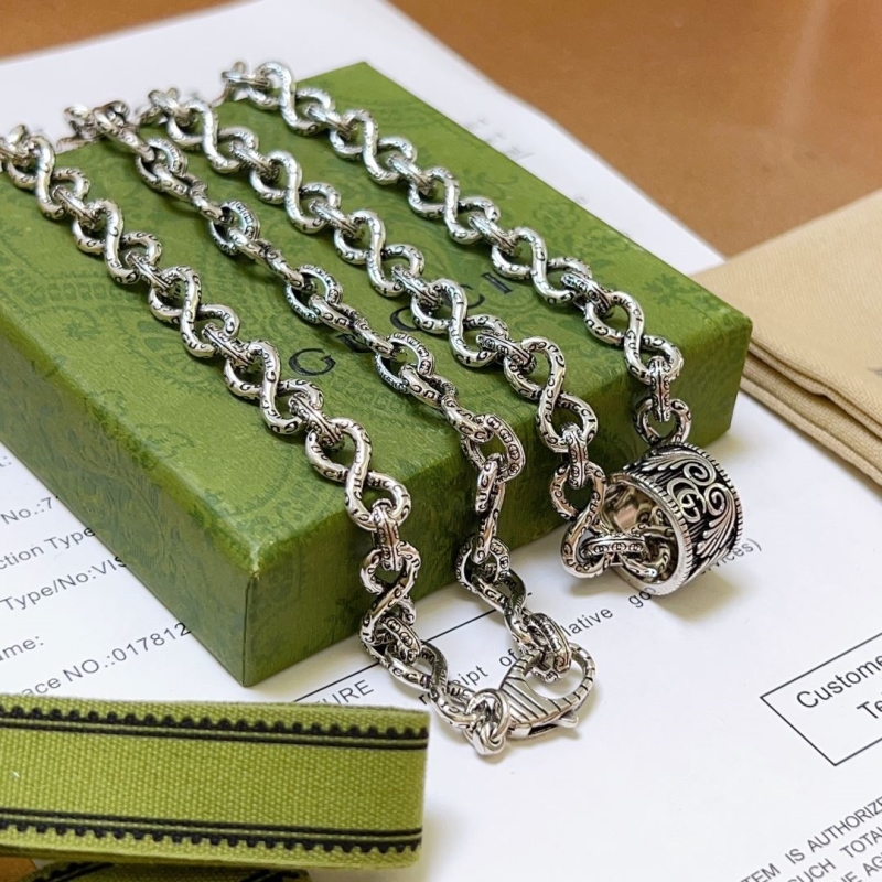 G*u*i necklaces